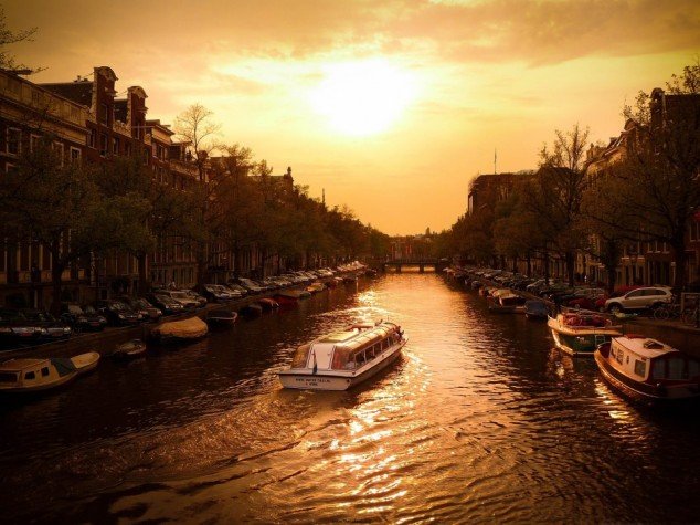 Canal-Cruiser-Amsterdam-Holland-634x475