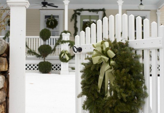 cool-outside-christmas-decorations-3-554x382