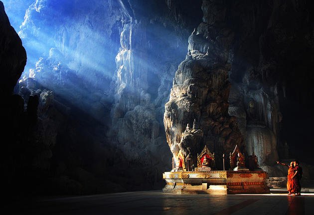 monks-in-buddha-temple-datdawtaung-cave