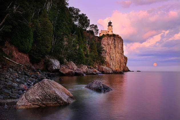 split-rock-moonrise-minnesota