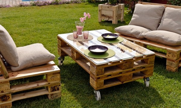 DIY-farden-furniture-wooden-pallets-patio-table-sofas