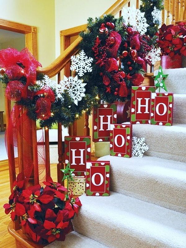 20 Brilliant Christmas Staircase Decorations That Will Make Your