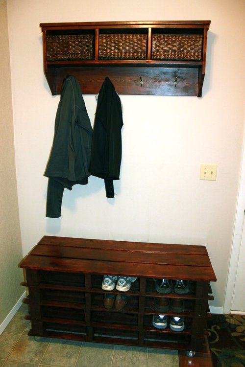 Porta llaves y doc  Rustic entryway, Diy pallet furniture, Wooden pallet  projects