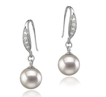 1_Pearl earrings make perfect accessories for a stunning bridal look
