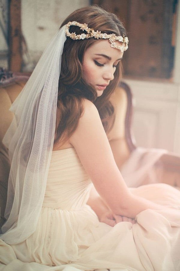 5_Stunning veil secured with headband and pins