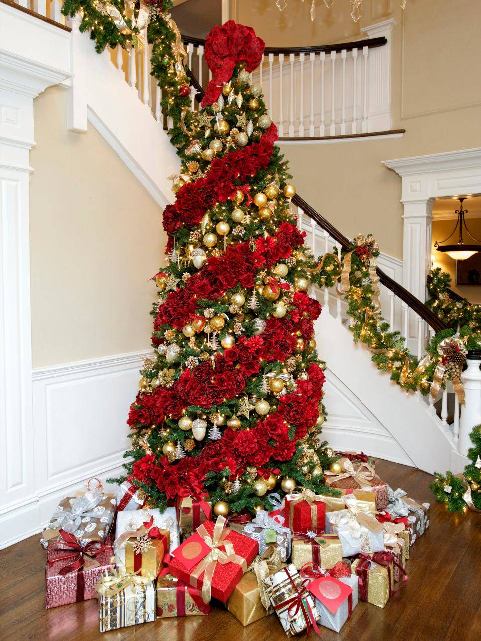 Best Color Schemes To Decorate Your Christmas Tree This Year