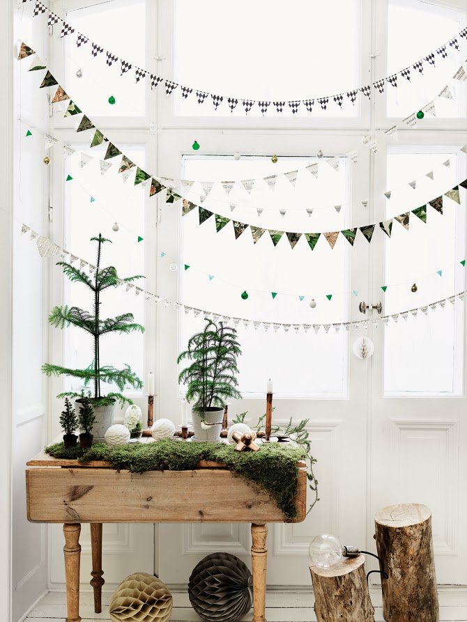 Attention-Grabbing Christmas Window Treatment That Will Make You Say