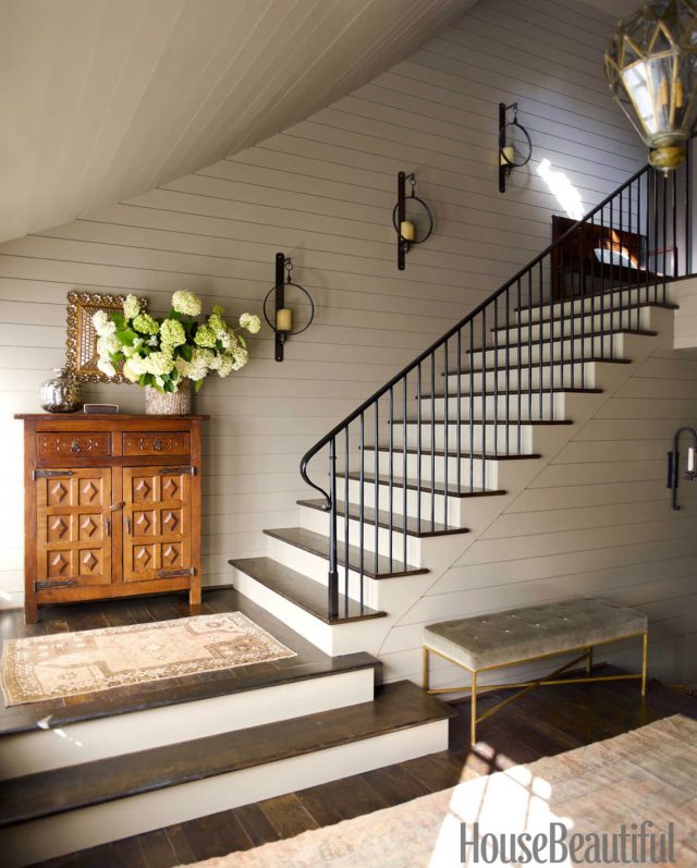 How To Decorate The Staircase In Some Stunning Ways