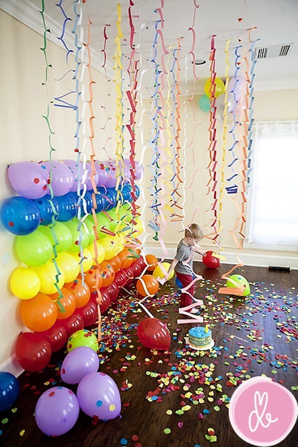 simple balloon decoration on wall