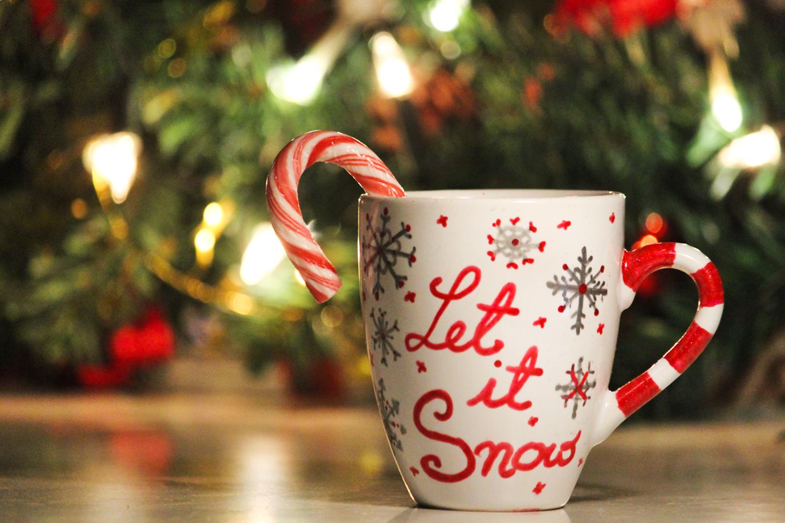 Festive DIY Christmas Mugs That Make Beautiful Gifts For The Holidays