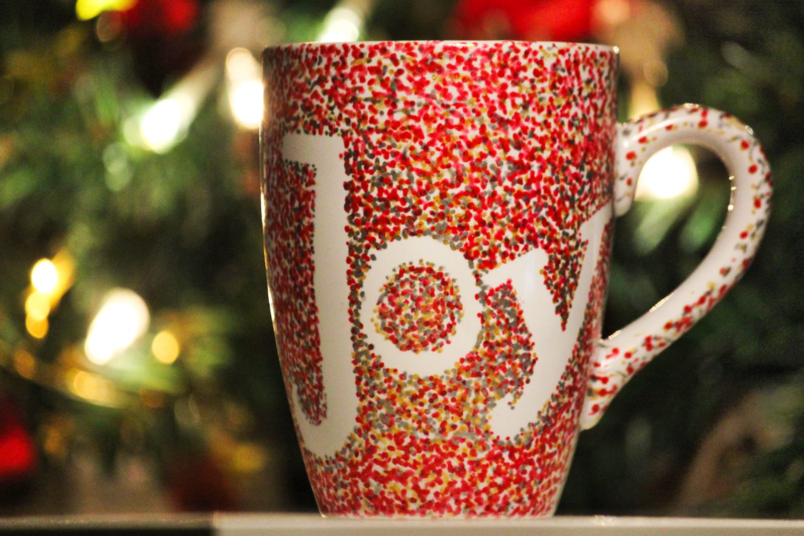 Festive DIY Christmas Mugs That Make Beautiful Gifts For The Holidays - World inside pictures